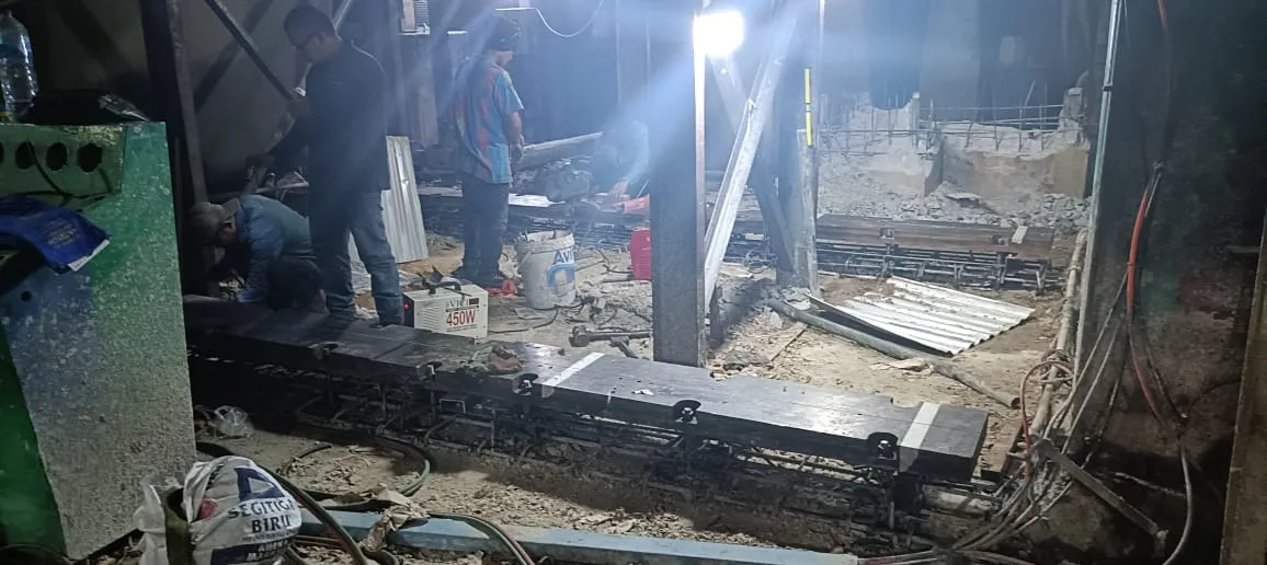 Fabrikasi struktur gudang dari persiapan material hingga perakitan dan pemeriksaan akhir.