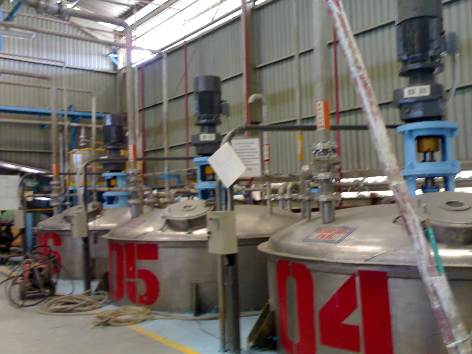 Modifikasi tangki Water Base melalui fabrikasi dan pemasangan komponen sesuai kebutuhan operasional.